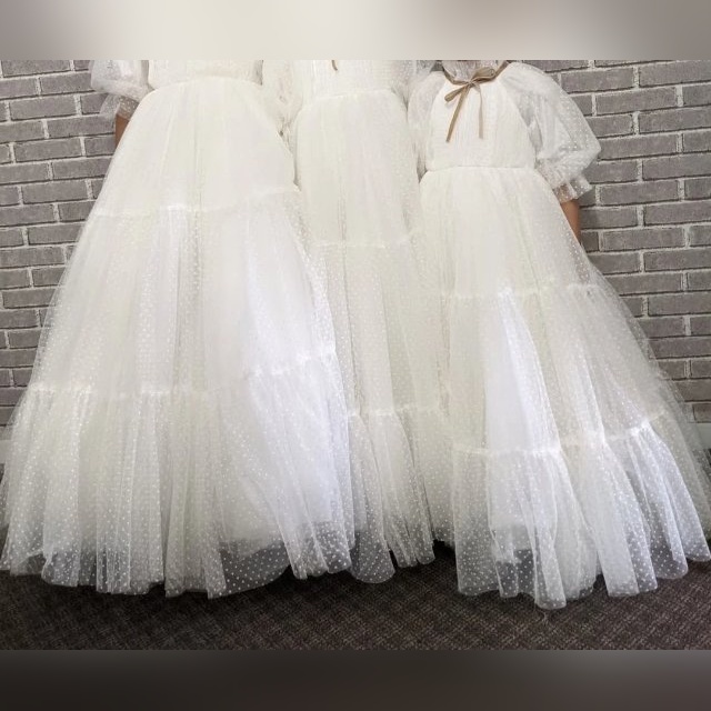 שמלה חדשה מעלי שקנינו מתאימה לגיל  4-5 בצבע לבן תפירה מיוחדת