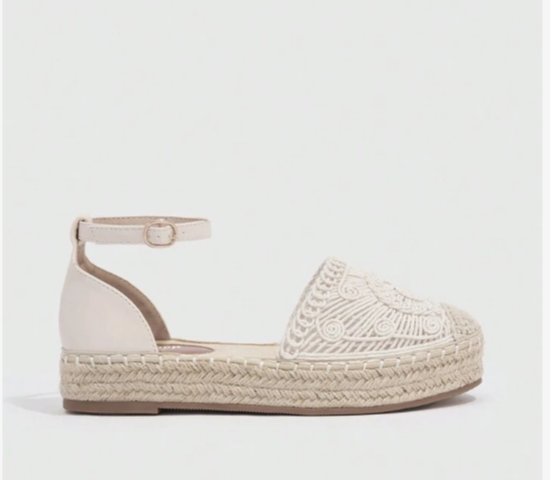 נעל סנדל מהממת, מושלמת עם כל בגד לקיץ,
מידה 39. נמכר כי נקנה בטעות שתי זוגות