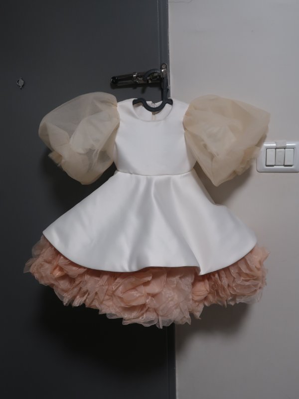 שמלה מהממת, תפירה אישית, נלבשה פעם אחת בלבד בחתונה לפני חודשיים
אופציה לתיקונים (יש בד בצדדים וכן אורך) 6 שמלות להשכרה, גילאים- 3 4 5 6-7 8-9