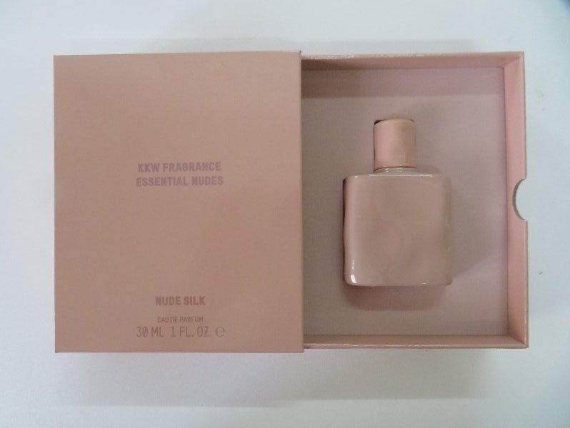 בושם Nude Silk KKW Fragrance - ריח נעים מאוד.
חדש! חדש! רק בלי הצלופן...לא השתמשתי בו בכלל.
נקנה בסופר פארם.
מכיל 30 מ"ל. מחיר גמיש.