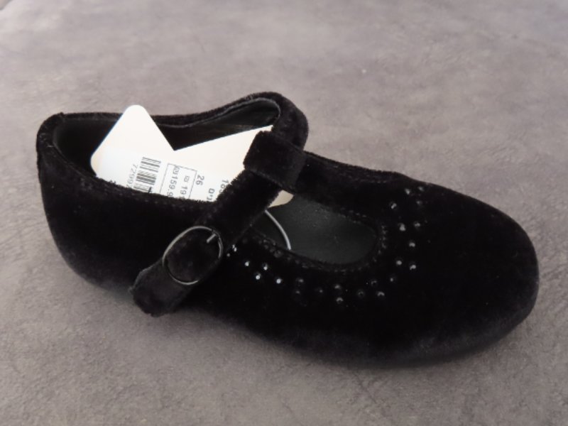 נעל מהממת שחור קטיפה מידה 26 
קניתי בקידישיק ולצערי המידה לא מתאימה.