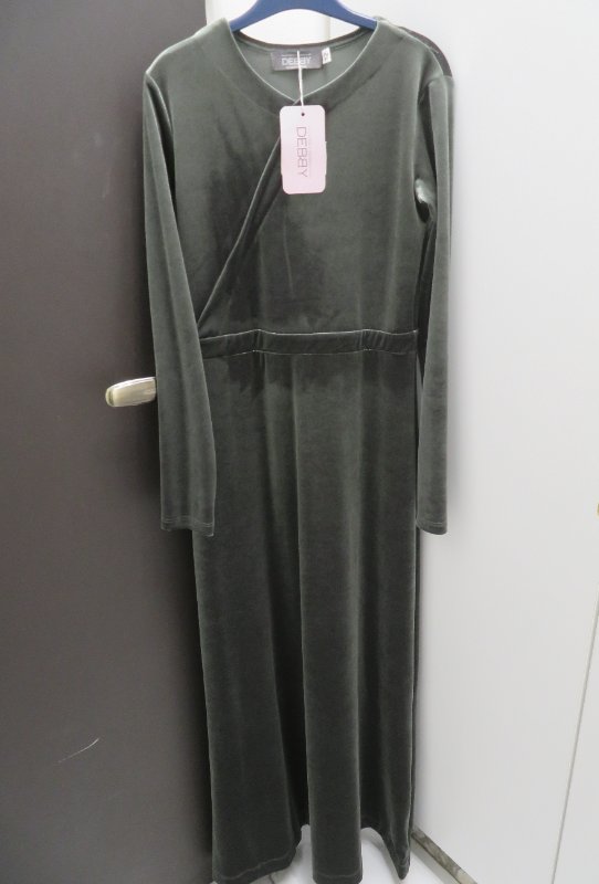 חלוק מהמם ירוק זית קטיפה מהחנות דבי מידה 12 - זה גיזרה צרה מתאים לרזות