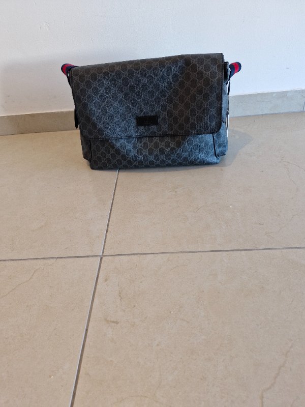 למכירה תיק החתלה מותג מוסתר גוצ'י
מגיע עם משטח החתלה וצידנית לבקבוק