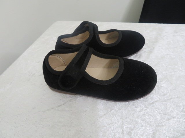 נעלי שבת שחורות קטיפה
מידה 30(כמו 29 בארץ)