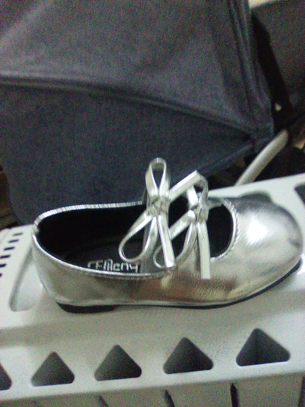 נעלי שבת מהממות בצבע כסף מידה 32 ו23