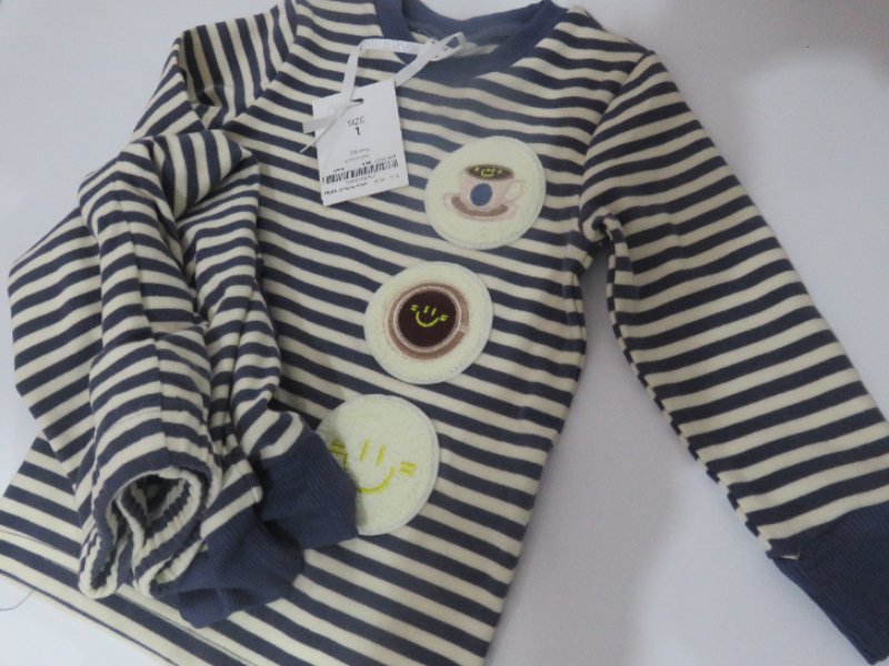 פיג'מת קטיפה איכותית ויפה של חברת בלו ווייב, מהקולקציה החדשה, מידה 1, בדוגמת פסים כחול-קרם ואפליקציות מתוקות