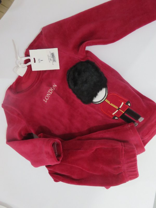 פיג'מה חדשה מהממת ואיכותית של בלו ווייב. צבע בורדו עם דוגמת חייל אנגלי. מידה 1.