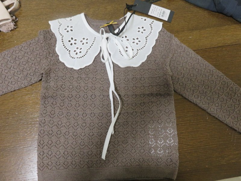 סריג מתוק של קידישיק עם צוארון לבן מידה 5