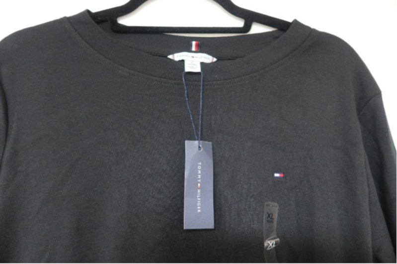 חולצת טומי שחורה שרוול ארוך מידה XL,מקורי!
לא נלבש כלל!
נמכר עקב טעות במידה.