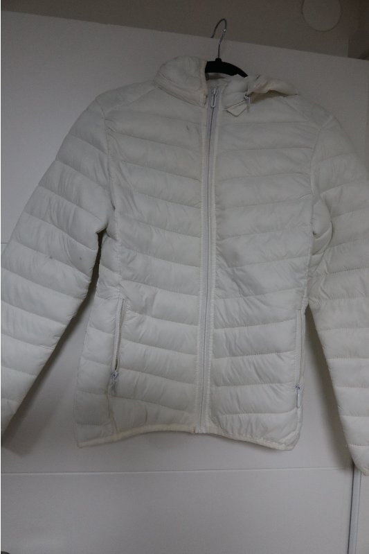 מעיל לבן קליל, יושב מהמם על הגוף