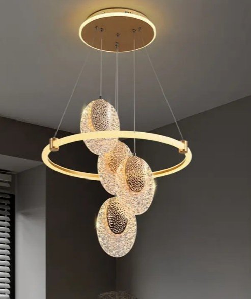 נברשת גדולה ויפה לסלון בצבע זהב חדשה, לא הייתה בשימוש כלל.