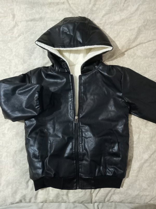 ג'קט עור מהמם 
נמכר מכיוון שהגיע גדול
מתאים לגיל 7