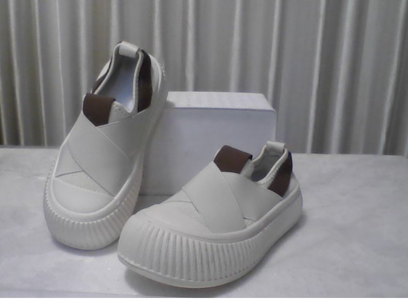 נעלים בצבע שמנת עם גומי עם סוליה גבועה מידה 35.5