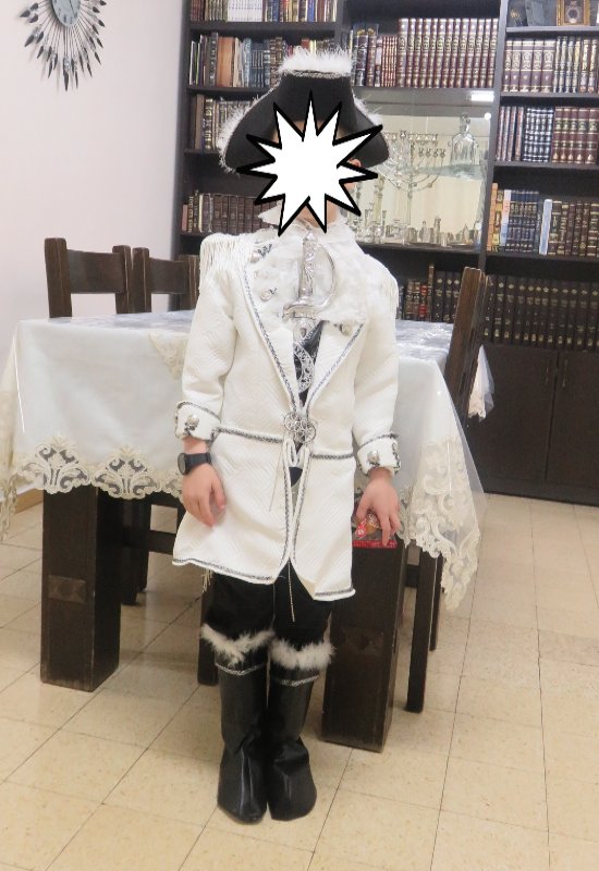 תחפושת יוקרתית ברמות
לא היה מישהו שלא התלהב
מאובזרת בשלימות
כולל כובע מעיל חולצה מכנס חגורה חרב צווארון אלגנטי
ומגפיים
נקנה באיטליה ב400 ש"ח