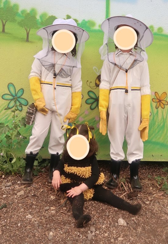 2 דבוראים כולל סרבל, כובע, כפפות ומפוח מידה 6-7
ודבורה מידה 2 כולל סרבל וכובע.
לדבורה יש גם כובע וגם קשת וגם כנפיים בנוסף.
יש לי גם אביזרים למשלוחי מנות...