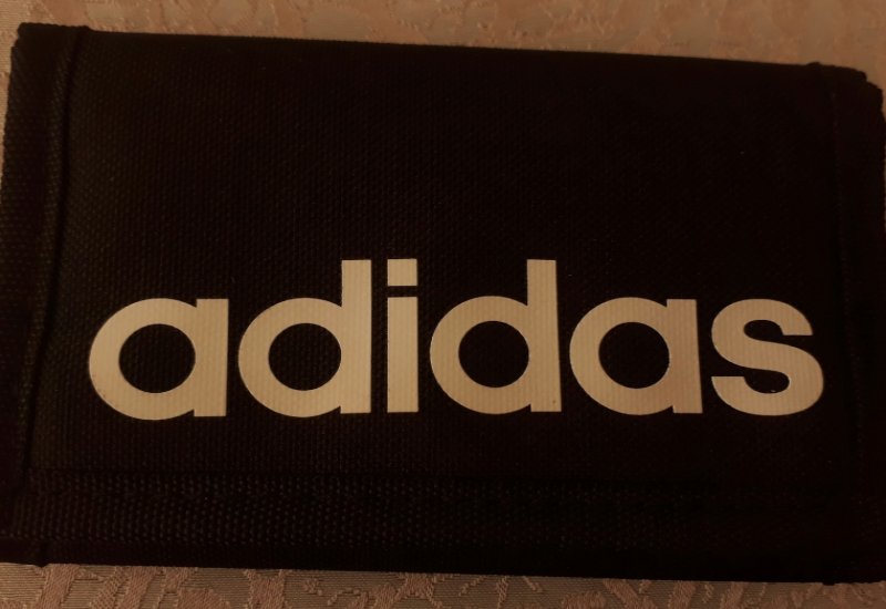 ארנק מהמם ויוקרתי של אדידס,קומפקטי ומכיל, נפתח במהירות ע"י סקוץ'