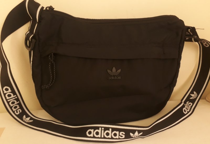 מכיל הרבה ,יש תא חיצוני,אחורי ובפנים אחד נוסף
נקנה באמזון ולא מתאים לי בגודל