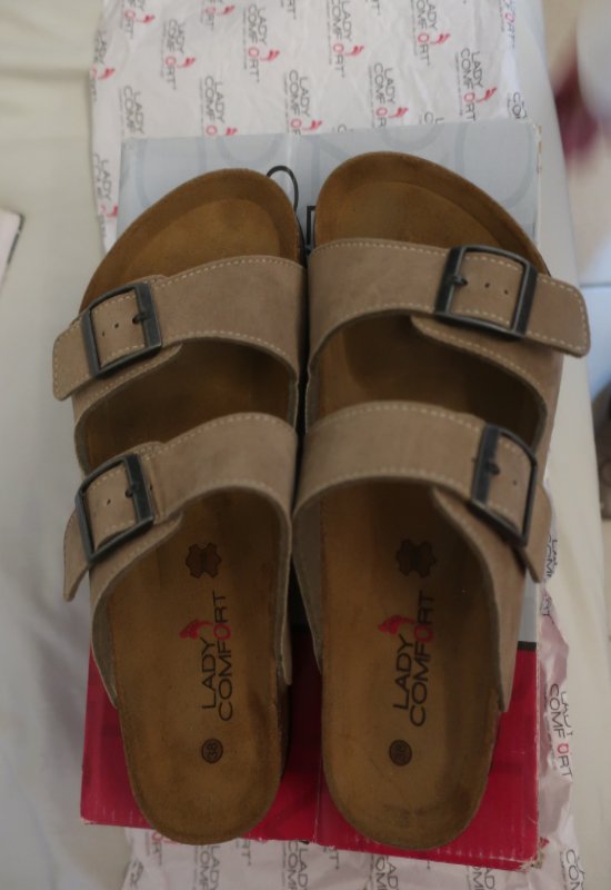 נעלי בית של חברת ליידי קומפורט מידה 38 מוכרת כי לא טוב לי לרגל לבשתי כמה פעמים בודדת בתוך הבית בסך כולל של חצי שעה +- ופעם אחת יצאתי לבניין ליד :) 
יכול להיות שיהיה אפשרות להעביר לעוד ערים