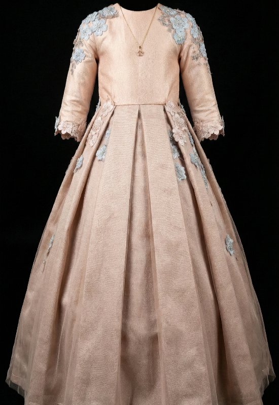 שמלה מבדים יוקרתיים, ותפירה איכותית.
מתאימה לילדה בגילאי 6-7