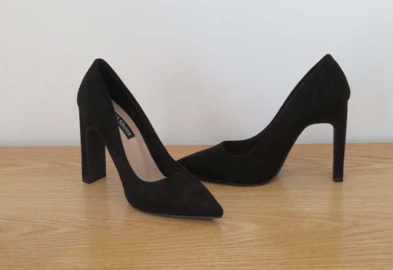 נעליים שחורות, מידה 35 (כמו 36 בארץ), הוזמנו בשיין, עקב כ - 10 ס"מ
נמכרות עקב חוסר התאמה במידה