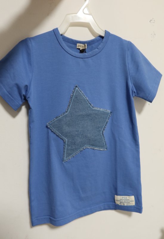 חולצה מתוקה לקיץ לבנים מידות 3 ו-6 מחנות PETIT CLAIR המידות קצת יותר קטנות מרגיל ולכן מוכרת עקב אי התאמה במידה. עומד יפה וחתיך! מוכרת את 2 החולצות ב200 ש"ח. יכולה להעביר גם לירושלים