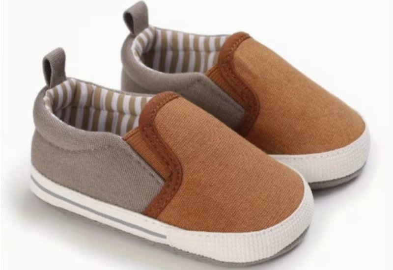 נעליים חתיכות לבנים מתאים לגיל 9 חודש בערך - האורך של הנעל מבחוץ הוא 11 ס"מ