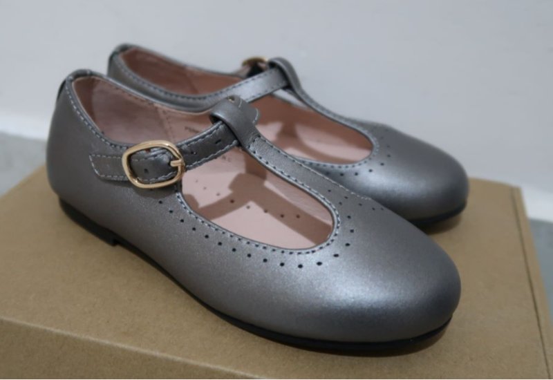 נעל מהממת קניתי לשלושת בנותי במבצע, רק לאחת זה היה קטן ואין אפשרות להחזיר
המידה 25 
הבת שלי כבר כנראה נוטה ל 26