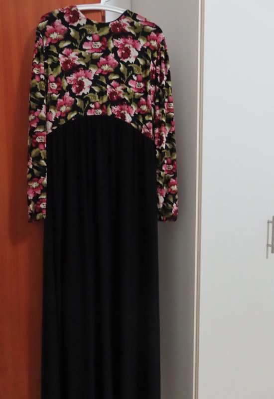 שמלת אירוח פרחונית של מימה, מידה XL.
היקף חזה 106 ס"מ, אורך 150 ס"מ, מכפלת 5 ס"מ.
מותאמת להריון והנקה, רוכסני הנקה נסתרים בצדדים.