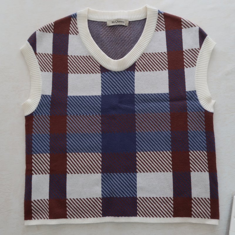 אפודה חורפית מהממת! צבעים חתיכים
איכותית- של MCQUEEM. מידה S.
(נמכרת עקב חוסר התאמה)