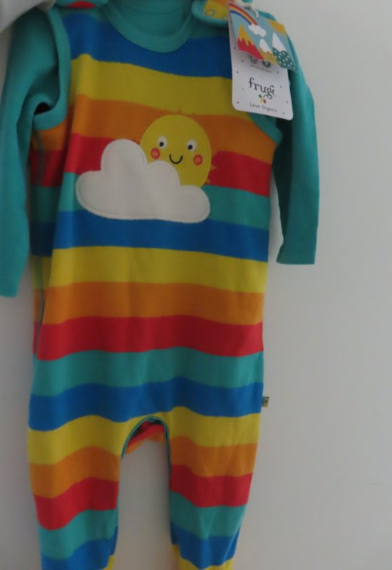 סט בגד גוף וסרבל צבעוני ומהממם לתינוק 3-6 חוד'
חברת FRUGT הבריטית היוקרתית( עשוי מ-ORGANIC COTTON)