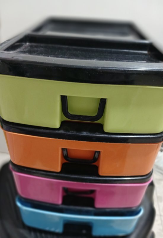 מגירות צבעוניות המיועדות לאחסון מפלסטיק
היה בשימוש אבל במצב טוב מאד