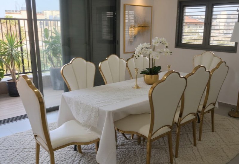 הזדמנות בלתי חוזרת
כיסאות מפוארים לסלון צבע זהב בז.
הכסא עשוי אלומיניום זהב חזק במיוחד בשילוב סקי בז איכותי ורחיץ.
יש לנו כמות מצומצמת למכירה.
במחיר 250 ש"ח לכסא.(מחיר מוזל מאוד )
ניתן לראות באמיתי בבני ברק.
יש אפשרות לערום את הכסאות אחת על השניה.