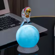 מנורת לילה מרחפת בצורת אסטרונאוט