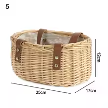 סל פרחים קלוע מנצרים בצורת חצי ירח