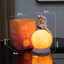 מנורת לילה מרחפת בצורת אסטרונאוט